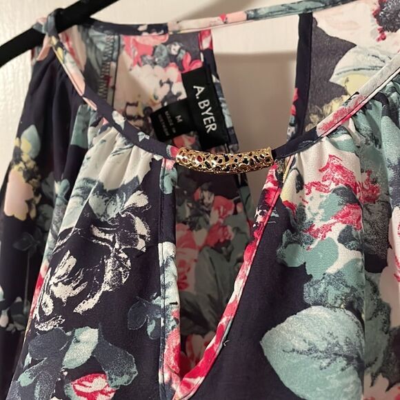 A. Byer floral cold open 3/4 sleeve keyhole neck and back w gold metal detail M - Picture 4 of 12